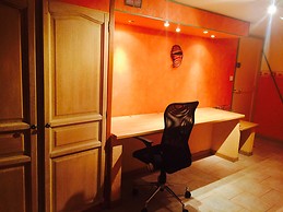 Grande chambre bureau, côté piscine au calme, toute équipée pou