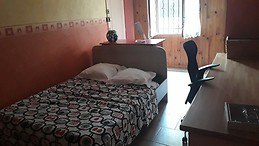 Grande chambre bureau, côté piscine au calme, toute équipée pour étudiant