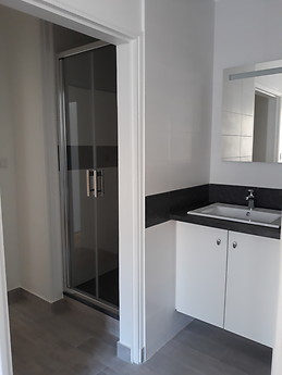 Grande chambre très lumineuse avec douche et lavabo privatifs da