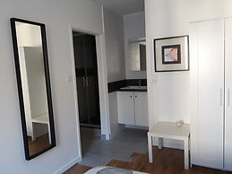 Grande chambre très lumineuse avec douche et lavabo privatifs da