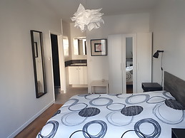 Grande chambre très lumineuse avec douche et lavabo privatifs dans colocation spacieuse