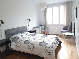 Grande chambre très lumineuse avec douche et lavabo privatifs da