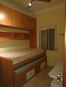 Habitacion a 310 €, con dos camas individuales, exterior y muy luminosa, totalmente amueblada