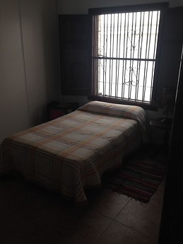 Habitación amplia y luminosa de cama individual