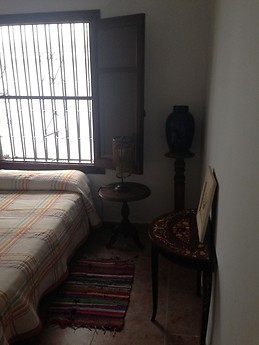 Habitación amplia y luminosa de cama individual