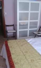 habitación amplia, luminosa y tranquila en piso.