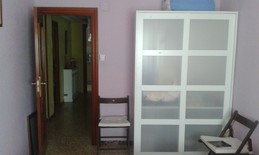 habitación amplia, luminosa y tranquila en piso.