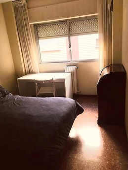 habitación amplia en piso acogedor . cerca al centro y de la universidad.