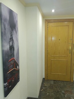 Habitación amplia y luminosa con cama grande, escritorio y armario empotrado.