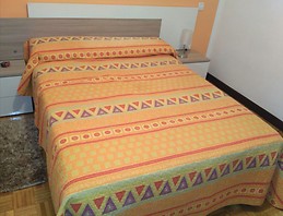 Habitación amplia y luminosa con cama grande, escritorio y armar