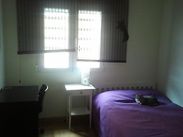 Habitación con cama doble, mesa, silla, baño completo privativo