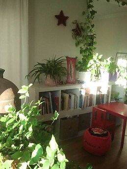 Habitación con cama doble, mesa, silla, baño completo privativo