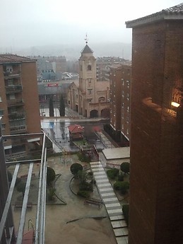 Habitación con cama doble, mesa, silla, baño completo privativo