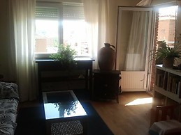 Habitación con cama doble, mesa, silla, baño completo privativo