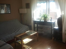 Habitación con cama doble, mesa, silla, baño completo privativo