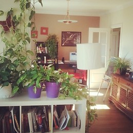 Habitación con cama doble, mesa, silla, baño completo privativo