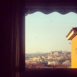 Habitación con cama doble, mesa, silla, baño completo privativo