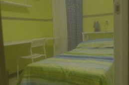 Kamer beschikbaar in een huis voor universiteitstudenten in Sevilla met internet en met schoonmaakdienst ideaal voor verblijven van middellange of lange duur