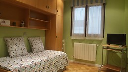 Habitación para chica. Baño propio y todos los gastos incluidos!!