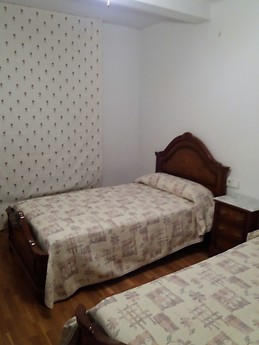 Habitación para chicas en frente de la Universidad