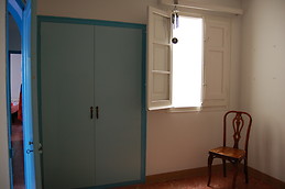 Habitación grande interior, con claraboya y armario con estanter