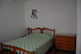 Habitación grande interior, con claraboya y armario con estanterias.