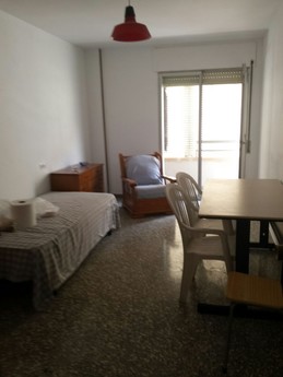 Habitación individual con balcón en el centro de Tarragona