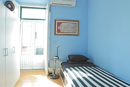 Beautiful single room with air conditioning cold and heat