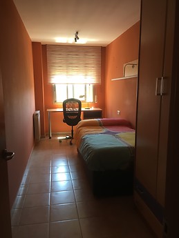 HABITACIÓN INDIVIDUAL EN ÁTICO LUMINOSO Y CON VISTAS EN VILA-SECA