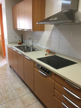 HABITACIÓN INDIVIDUAL EN ÁTICO LUMINOSO Y CON VISTAS EN VILA-SEC