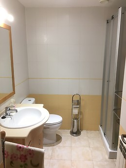 HABITACIÓN INDIVIDUAL EN ÁTICO LUMINOSO Y CON VISTAS EN VILA-SEC