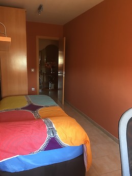 HABITACIÓN INDIVIDUAL EN ÁTICO LUMINOSO Y CON VISTAS EN VILA-SEC