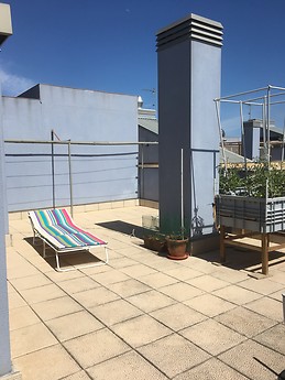 HABITACIÓN INDIVIDUAL EN ÁTICO LUMINOSO Y CON VISTAS EN VILA-SEC