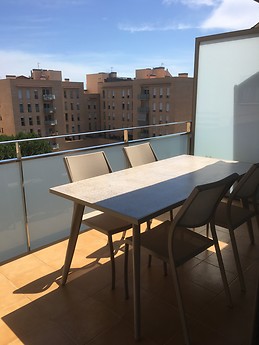 HABITACIÓN INDIVIDUAL EN ÁTICO LUMINOSO Y CON VISTAS EN VILA-SEC