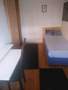 Habitacion luminosa, amoblada a 50 metros de la universidad.