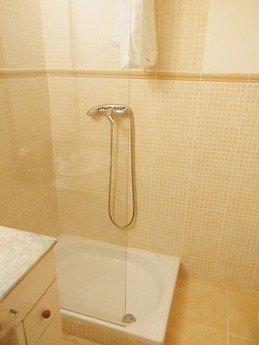 Habitacion luminosa, amoblada a 50 metros de la universidad.