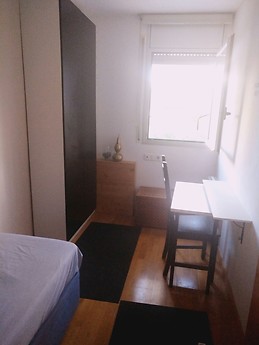 Habitacion luminosa, amoblada a 50 metros de la universidad.