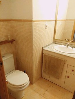 Habitacion luminosa, amoblada a 50 metros de la universidad.