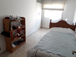 Habitación luminosa con cama rústica individual