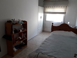 Habitación luminosa con cama rústica individual