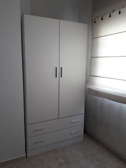 Habitación luminosa con cama rústica individual