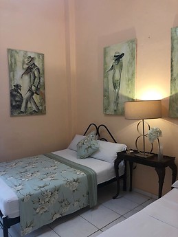 Habitacion luminosa,climatizada en pleno, Centro Havana