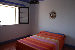 Habitación OESTE, la màs tranquila!, grande con cama individual, armario, espejo y ventana exterior.