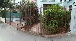 Habitacion para dos personas con baňo privado,clima,nevera,limpieza todos los dias. En el centro del vedado muy cerca del parque