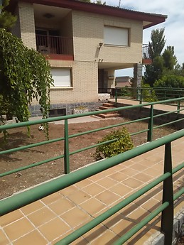 Habitacion con piscina y zonas deportivas