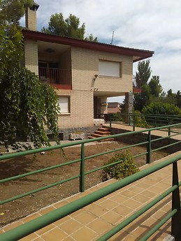Habitacion con piscina y zonas deportivas