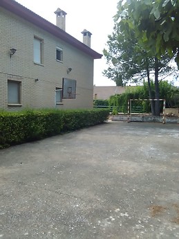 Habitacion con piscina y zonas deportivas