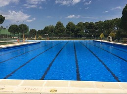 Habitacion con piscina y zonas deportivas