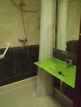 Habitacion en piso muy amplio y cuidado