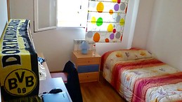 Se alquila habitación luminosa y amplia.